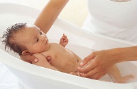 Водні процедури для малюків